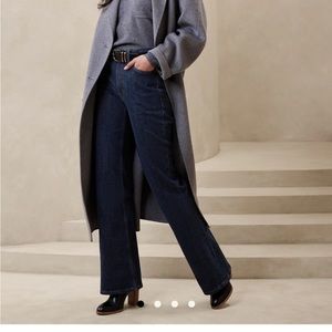 Banana Republic jeans size 4, worn once! The length is petite.